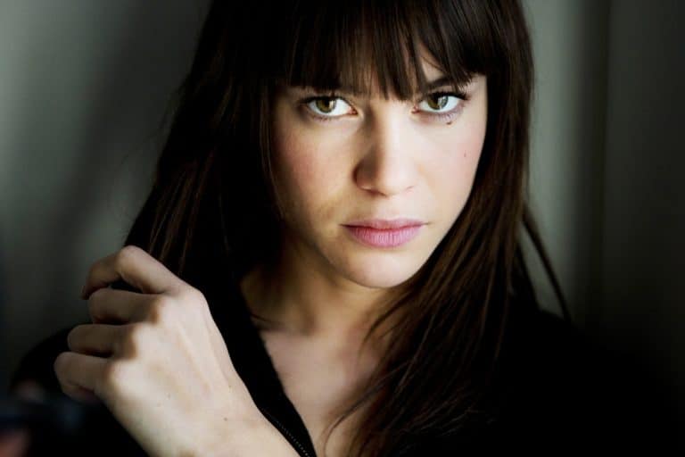 Heineken : Zara Prassinot devient une James Bond Girl
