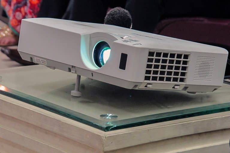 Les petites astuces pour remplacer la lampe de votre vidéoprojecteur en toute sécurité