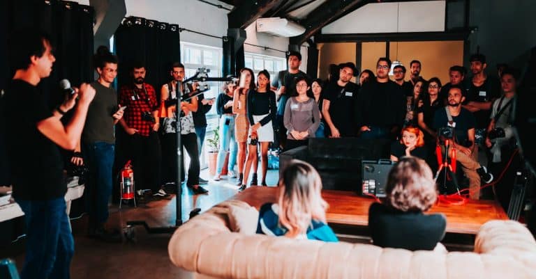 Comment organiser un atelier de réalisation pour des téléfilms internationaux musicaux ?