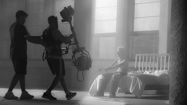 Comment les réalisateurs de téléfilms à suspense créent-ils une atmosphère captivante ?