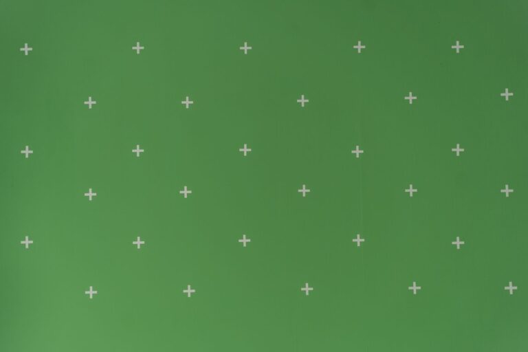 Pour rendre un mur sale à l’écran, il a fallu le patiner, expliquent les VFX
